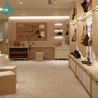 Elegante, umweltfreundliche, robuste Ledertaschen-Vitrine mit mehrstufigem Glas-Handtaschen-Präsentationsschrank, maßgefertigte Boutique-Möbel mit LED-Beleuchtung