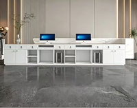 Comptoir d'accueil professionnel pour bureau avec finition blanche, comptoir large et aménagement pour service visiteurs