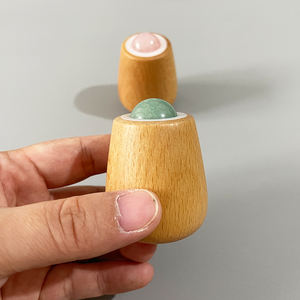 スキンケアとアイ用に設計されたローラーとハンドマッサージャーを含むフェイシャルマッサージツール木製ハンドル翡翠素材が特徴 - Product Image 5