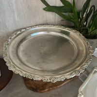Plateau vintage orné en acier inoxydable durable avec plateau de service rond décoratif pour la restauration, le buffet et la salle à manger à domicile