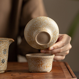 Colador de Té de Cerámica con Filtro, Juego de Dos Piezas, Acabado Glaseado Antiguo, Accesorio para Té Kung Fu, Hecho en Dehua - Product Image 3