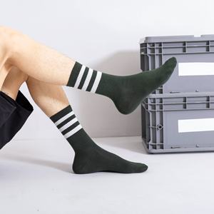 Studenti universitari giapponesi coreani <span class=keywords><strong>a</strong></span> tre strisce che praticano lo skateboard in bianco <span class=keywords><strong>e</strong></span> nero su calzino di tendenza - Product Image 5