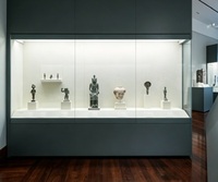 Maßgefertigte LED-beleuchtete Galerie-Wandvitrine, Museumsvitrine aus Glas für Kulturgüter und Skulpturen, Langlebig