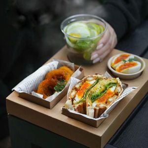 Boîte alimentaire jetable personnalisable en papier kraft, finition mate, pour emballage de shawarma, frites et repas – Meilleures ventes - Product Image 3