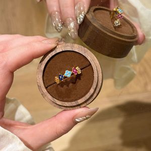 Juego de Joyería Wenchi S925 de Plata de Ley con Incrustaciones de Diamantes Dulces Dopamina, Anillo y Pendientes de Trébol de Cuatro Hojas Arcoíris, a la Moda - Product Image 4