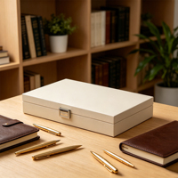 Boîte cadeau en bois laqué brillant avec insert en mousse moulée, logo personnalisé, fermeture à loquet métallique, idéale pour le rangement et la présentation de cadeaux