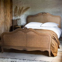 Lit double en bois de chêne massif, style français vintage, avec cadre en osier fait main, finition vieillie, vente en gros