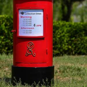 Kotak surat logam merah antik tinggi 130cm - Product Image 4