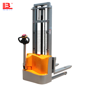 Montacargas Eléctrico Crown de 1500 kg de Capacidad de Elevación, 3000 mm, con Batería, Automático, Tipo Caminante, Apilador Totalmente Eléctrico - Product Image 3