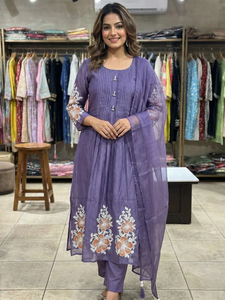Conjunto de Kurta, Pantalón y Dupatta para Mujer, Elegante, Étnico, para Todas las Temporadas, de Algodón con Bordado Floral de Lavanda, Sin Arrugas, de Secado Rápido y Corte Regular - Product Image 3