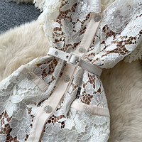 Robe midi élégante à col en V et manches courtes avec ceinture en dentelle pour femme, motif floral ajouré, boutons décoratifs, tenue décontractée pour soirée