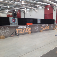 Personnalisé 1.6M x 50M Polyester Mesh Bannière Route Publicité Tissu Clôture Scrim Promotionnel Drapeaux et Bannières