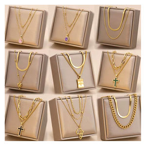 Collana da donna con ciondolo a croce con occhi a cuore in acciaio inossidabile a doppio strato con catena a maglia serpente, placcata oro 18k, stile delicato. - Product Image 1