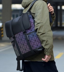 Sac à dos réfléchissant à motif géométrique irisé avec rabat et fermeture à boucle pour <span class=keywords><strong>homme</strong></span>, idéal pour les voyages et les affaires - Product Image 1