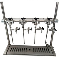 Machine de remplissage de bière semi-automatique avec boîte d'emballage séparée.