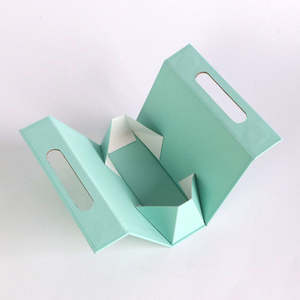 Caja de Regalo Triangular Plegable Personalizada con Asa, Recubrimiento UV, Papel Reciclado, Cierre Magnético para Empaque de Cosméticos, Velas y Ropa - Product Image 3