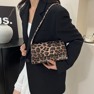 2025 nouveau motif léopard mode femmes polyvalent petit sac carré en cuir PU unique épaule sous les bras sac - Product Image 3