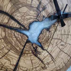 Horloge murale en résine et bois faite à la main, moderne, durable, fonctionnelle, élégante et stylée, parfaite pour le salon, la chambre à coucher - Product Image 6