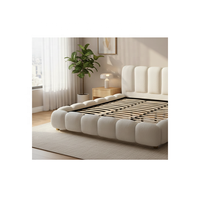 Ensemble de meubles de chambre à coucher de luxe personnalisé, moderne et durable, avec cadre en bois, lit Queen/King en tissu crème, pour villa et appartement