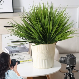 Vente en gros de <span class=keywords><strong>feuilles</strong></span> d'eucalyptus artificielles réalistes, fleurs, buis, arbustes, plantes artificielles en plastique pour la décoration intérieure et extérieure, Thanksgiving - Product Image 4