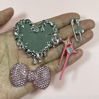4 pièces de breloques pour coques d'iPhone et iPad, en strass rose, avec motifs goutte d'eau, cœur, miroir, entièrement sertis de strass, nœud papillon et étoile-cœur connectées