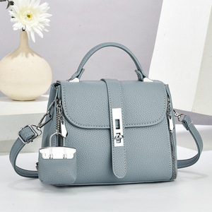 Sac à bandoulière classique pour femme avec rabat, sangle amovible, fermeture éclair, décoration à fermoir, en cuir synthétique microfibre - Product Image 5