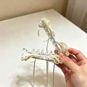 Pince à cheveux banane à pois rêveux avec ruban à nœud, accessoire capillaire féminin et polyvalent - Product Image 4
