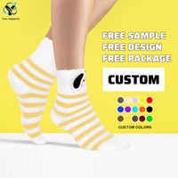 Vente en gros de chaussettes de sol chaudes et confortables pour l'hiver avec logo personnalisé respirant et mignon au design rayé pour femmes sac gratuit décontracté