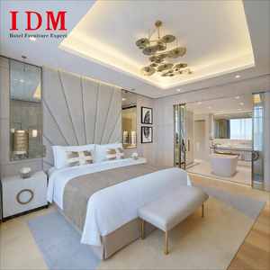 Set Camera da Letto Matrimoniale Bianca di Lusso IDM Factory, Letto in Legno Massello dal Design Moderno per Hotel a 3 e 5 Stelle a Dubai - Product Image 1