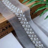 Gillian Wholesale - Accessoires vestimentaires : Dentelle en maille brodée à la machine, richement perlée, avec perles de riz et décoration de perles