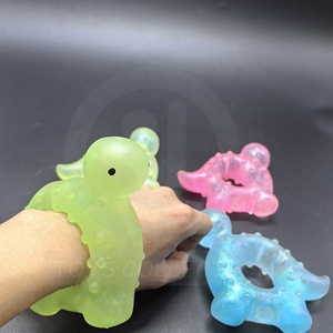 Venta al por mayor promocional Squeeze Dino <span class=keywords><strong>pulsera</strong></span> juguete elástico personalizado antiestrés regalos blandos con maltosa en el interior hecho de plástico - Product Image 3