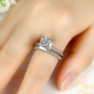 Set di anelli in due pezzi con zirconi quadrati scintillanti con taglio Princess per gioielli eleganti da donna - Product Image 1