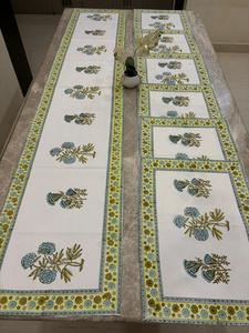 Ensemble de 6 chemins de table en coton imprimé à la main, motif floral vintage classique, bordure jaune, fleurs bleues, réutilisable et lavable pour la maison - Product Image 1