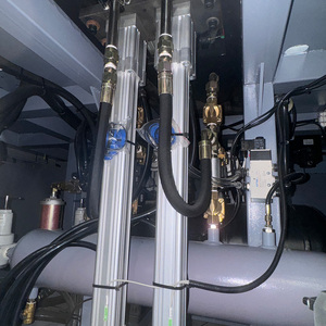 Machine de soufflage à 2 cavités 2L PET Servo 2200BPH 35KW Chauffage infrarouge 30 min de changement de moule Bouteille d'eau, de jus, d'huile Certifiée CE - Product Image 3