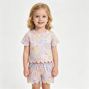 Ensemble décontracté d'été pour petites filles : haut sans manches rose à motif floral festonné et short assorti – Doux et extensible - Product Image 1