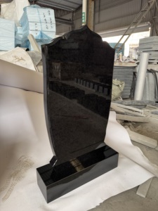 Pierre tombale verticale en granit noir de style européen traditionnel, gravure personnalisée, forme de bouclier, monument funéraire pour cimetière - Product Image 5