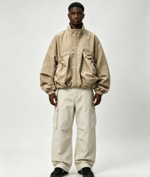 Blouson cargo bomber kaki froissé en nylon 100% premium, coupe oversize, col montant, avec cordon de serrage et poche à cordon