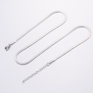 Collana a spina di pesce placcato in <span class=keywords><strong>oro</strong></span> placcato <span class=keywords><strong>oro</strong></span> 18k <span class=keywords><strong>girocollo</strong></span> in acciaio inossidabile impermeabile senza appannamento catena a spina di pesce per le donne - Product Image 5