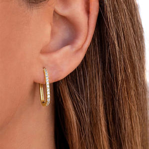 Pendientes Huggie de Oro de 18K con Engaste de Diamantes Redondos, Estilo Minimalista para Uso Diario, Joyería para Mujer - Product Image 3