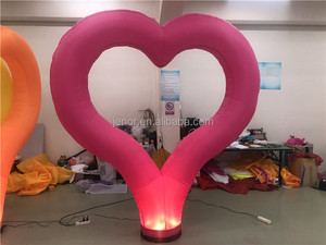 Coeur lumineux géant coloré arc-en-ciel pour décoration de soirée - Product Image 2