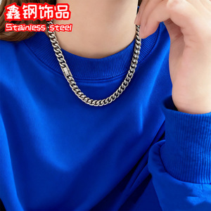 Un collar de acero de titanio moderno y elegante con una personalidad única se puede usar mientras se toma el baño. Exuda una sensación de alta calidad. - Product Image 2