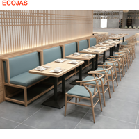 Ensemble de banquettes murales pour restaurant avec bancs rembourrés bleus, cadres en bois et chaises de salle à manger
