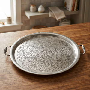 Bandeja Redonda de Acero Inoxidable Grabada Estilo Vintage, Plato Decorativo de Metal para Mesa de Comedor, Fiestas y Eventos - Product Image 1
