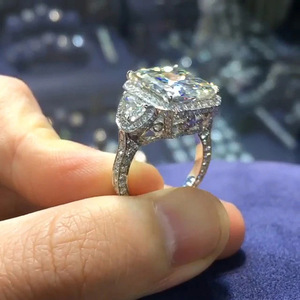 Anello da Donna F1182 in Oro Bianco con Diamante Taglio Radiant, Anello di Fidanzamento con Diamante Naturale Colore D e Pietre Laterali - Product Image 1