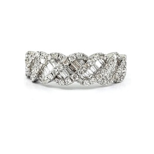 Bague de fiançailles et de mariage classique pour femme, en or blanc 18 carats, diamant naturel taille brillant, bande torsadée fine, sur mesure - Product Image 1