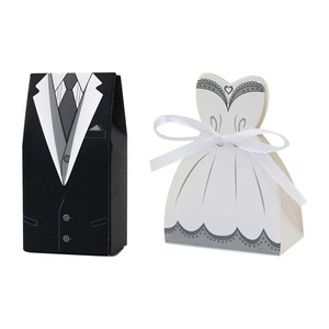 Boîte cadeau de mariage occidentale en papier avec motif de costumes de marié et mariée et nœud en ruban - Product Image 1