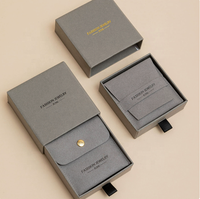 Petite boîte d'emballage pour bijoux avec intérieur doublé de velours, laminage mat, doublure en éponge, boîte rigide recyclable, écologique