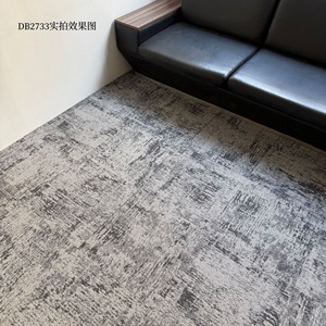 Dalles de <span class=keywords><strong>moquette</strong></span> modulaires grises ignifuges écologiques en nylon pour bureaux commerciaux, <span class=keywords><strong>prix</strong></span> de gros, 50*50, avec support en PVC pour le golf et les voyages - Product Image 4