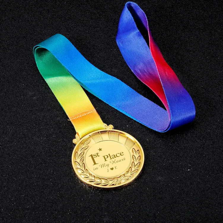 เหรียญ3D ฟินิเชอร์สำหรับการแข่งขันวิ่งมาราธอนไตรกีฬาเทควันโดโลหะ5K ดีไซน์เหรียญที่กำหนดเองได้ทำจากสังกะสีอัลลอยพร้อมริบบิ้น YX