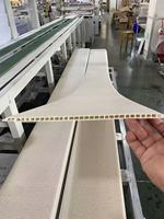 Panneaux muraux et de plafond en PVC à texture bois, motif ondulé moderne Lingrui 2026 pour la décoration intérieure de salle de bain